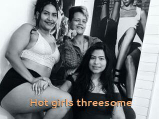 Hot_girls_threesome