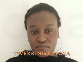 TWEKKING_LATOYA